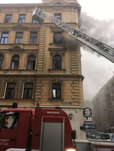 Heldenhafte Rettung: Feuerwehr rettet Baby aus Feuer-Wohnung