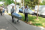 Polizei und Techniker nach dem Mord an einer Dreizehnjährigen