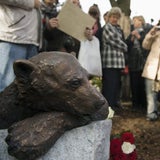 Denkmal für Eisbär Knut enthüllt