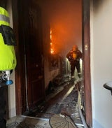 Jugendlicher über Fenster aus Feuer-Wohnung gerettet
