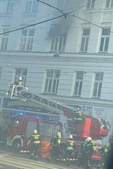 Jugendlicher über Fenster aus Feuer-Wohnung gerettet
