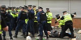 Manchester United Fans werden von Polizei attackiert