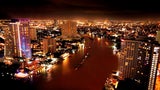 Bangkok mit Chao Praya-Fluss bei Nacht