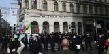 Riesen-Eklat: Demonstranten verbrennen Masken vor Wiener Oper