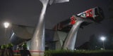 Zug baumelt in 10 Meter Höhe auf „Walflosse“