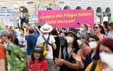 Teilnehmende einer Demonstration gegen Lehrerzuteilung
