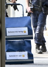 Aktentrolley im Ibiza-Ausschuss mit der Aufschrift "Schmid-AG"