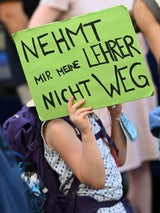 Teilnehmende einer Demonstration gegen Lehrerzuteilung