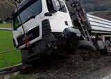 Pkw crasht frontal in Lkw: 31-Jähriger tot