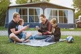 Familie vor dem Zelt in Vaclav