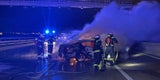 Zwei Autos nach Crash auf Autobahn komplett ausgebrannt