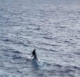 Hier klammert sich ein Segler an sein sinkendes Boot