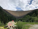 Thai Smiley-fant vor der Schlegeis Staumauer im Tiroler Zillertal