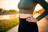 Flacher Bauch im Sitzen? So einfach trainieren Sie Ihren Speck weg