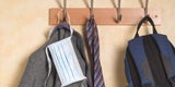 Garderobe mit Maske