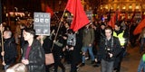 Feuer-Bengalos brennen auf Opernballdemo