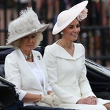 Queen Elizabeth feiert in neongrün