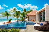 Jede Villa im Radisson Blu Resort Maldives hat einen privaten Pool.  