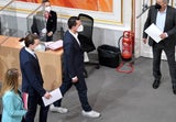 Mückstein mit Sneakers im Parlament