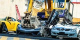 Sündteure und seltene Luxusautos mit Bagger zerstört
