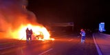 Zwei Autos nach Crash auf Autobahn komplett ausgebrannt