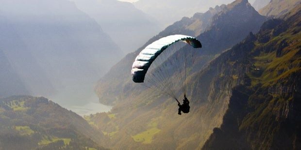 Paragleiter gerät mit Schirm in Stahlseil - tot
