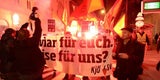 Feuer-Bengalos brennen auf Opernballdemo