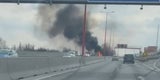 Auto steht auf der Tangente in Flammen