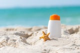 Sonnencreme Flasche am Strand