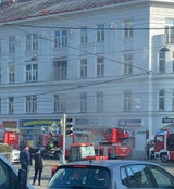 Jugendlicher über Fenster aus Feuer-Wohnung gerettet