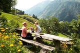 Kurze Wanderpause bei atemberaubender Aussicht
