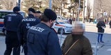 Ältere Frau verhaftet: Mega-Wirbel um Demo-Video