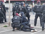 Polizei drückt Demonstranten zu Boden