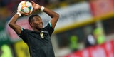Alaba mit Fußball bei OEFB