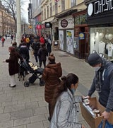 Mega-Schlange vor Schuhgeschäft auf der Mariahilfer Straße