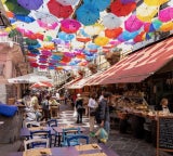 Bunte Regen (Sonnen)SChirme schmücken die eher dunkeln Gassen von Catania und sorgen für fröhliche Akzente.