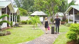 Mann und Frau mit Koffer