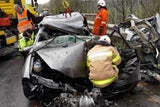 Pkw crasht frontal in Lkw: 31-Jähriger tot