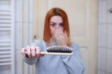 Haarausfall: Symptome, Ursachen und Behandlung