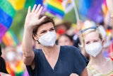 Pamela Rendi Wagner auf Regenbogenparade