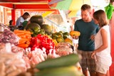 Mann und Frau kaufen Früchte am Markt
