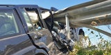 Jeep von Leitschiene aufgespießt: Lenker überlebt Horror-Crash