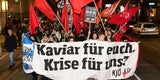 Feuer-Bengalos brennen auf Opernballdemo