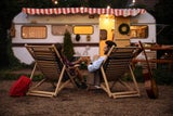 Wohnwagen mit Paar auf dem Rovnov Campingplatz