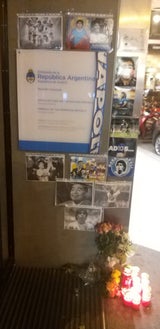 Trauer um Maradona vor argentinischer Botschaft in Wien