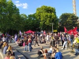 Linke Jugendgruppen demonstrieren gegen das Platzverbot im Wiener Resselpark