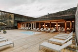 Unter Freiem Himmel Entspannen. Im warmen Whirlpool sorgen die&nbsp;sanften Unterwasserdüsen für eine wohltuende Massage mit Berg-Panoramablick