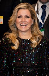 Máxima im Glitzerkleid