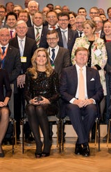 Máxima im Glitzerkleid