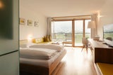 Rückzugsort. Klare Linien, natürliche Materialien&nbsp;und viel Licht prägen die Zimmer.